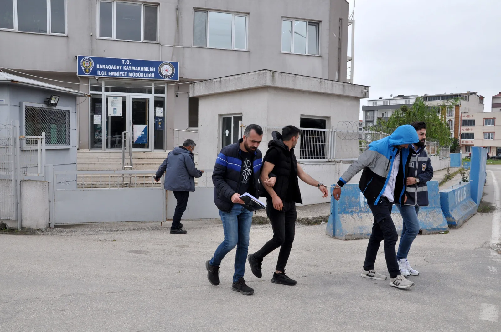 Okulda silahlı saldırıya uğrayan müdür yardımcısı yaralandı