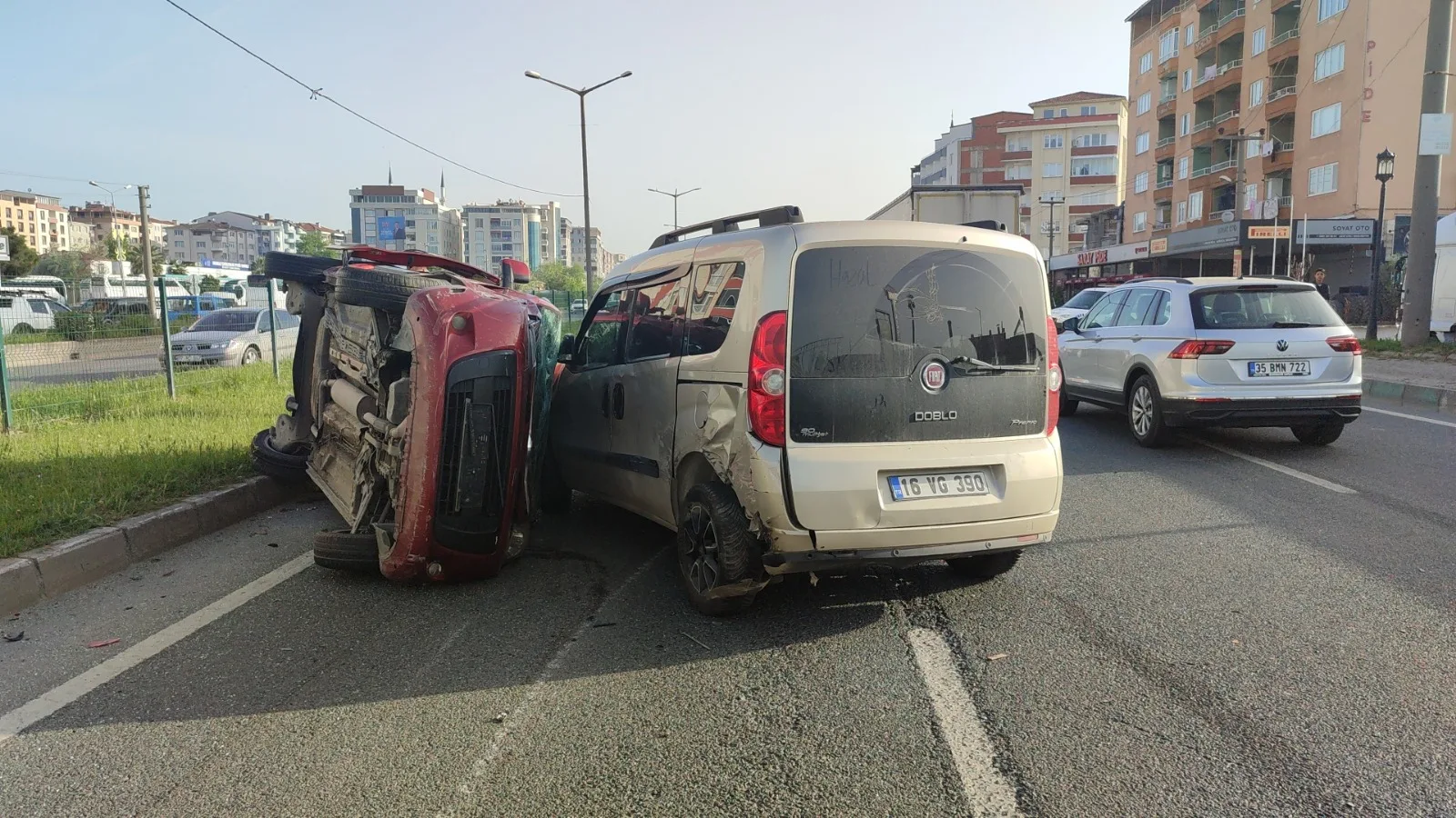 Devrilen hafif ticari araçtaki 3 kişi yaralandı