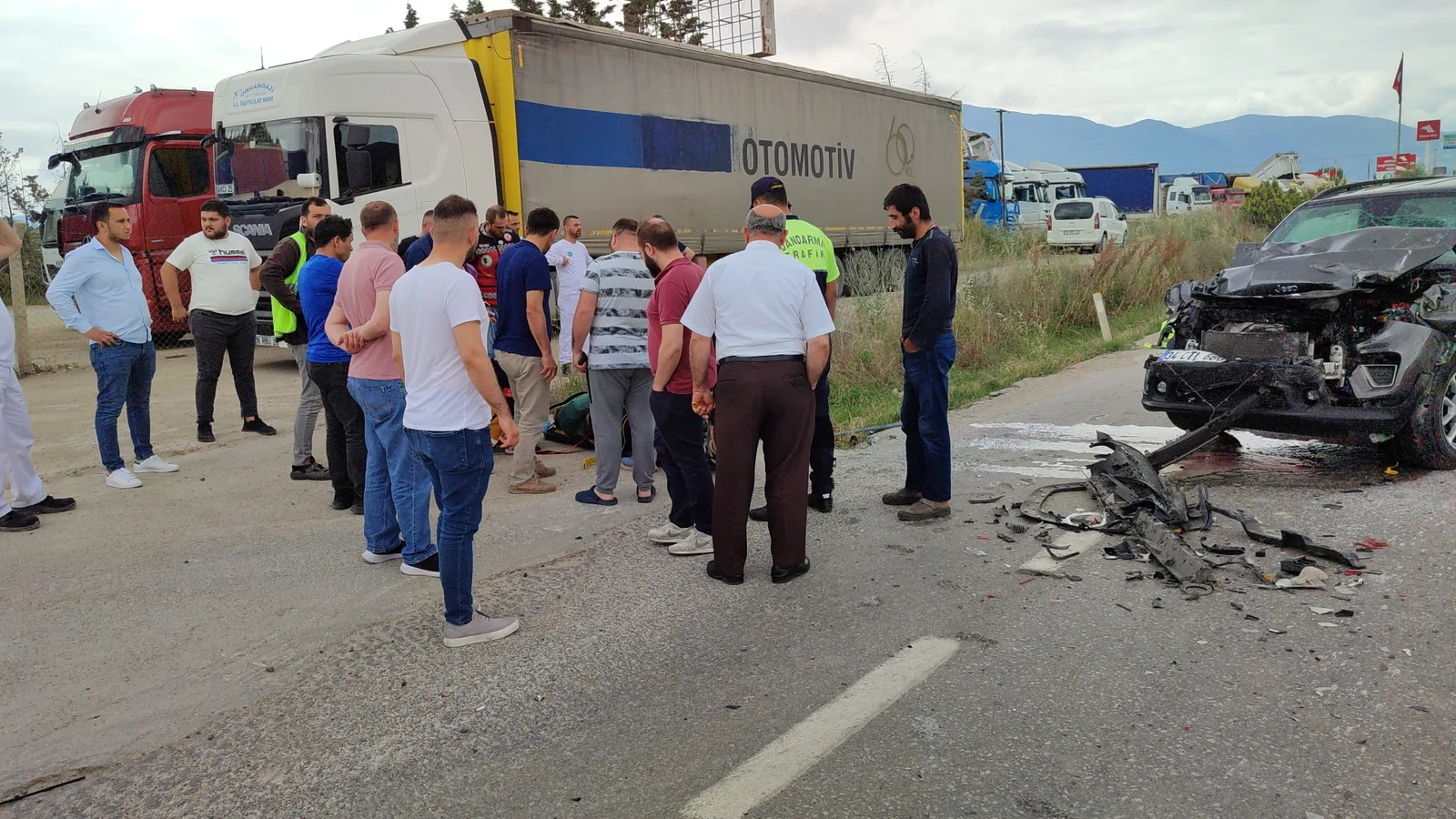 Tıra çarpan cipin sürücüsü yaralandı