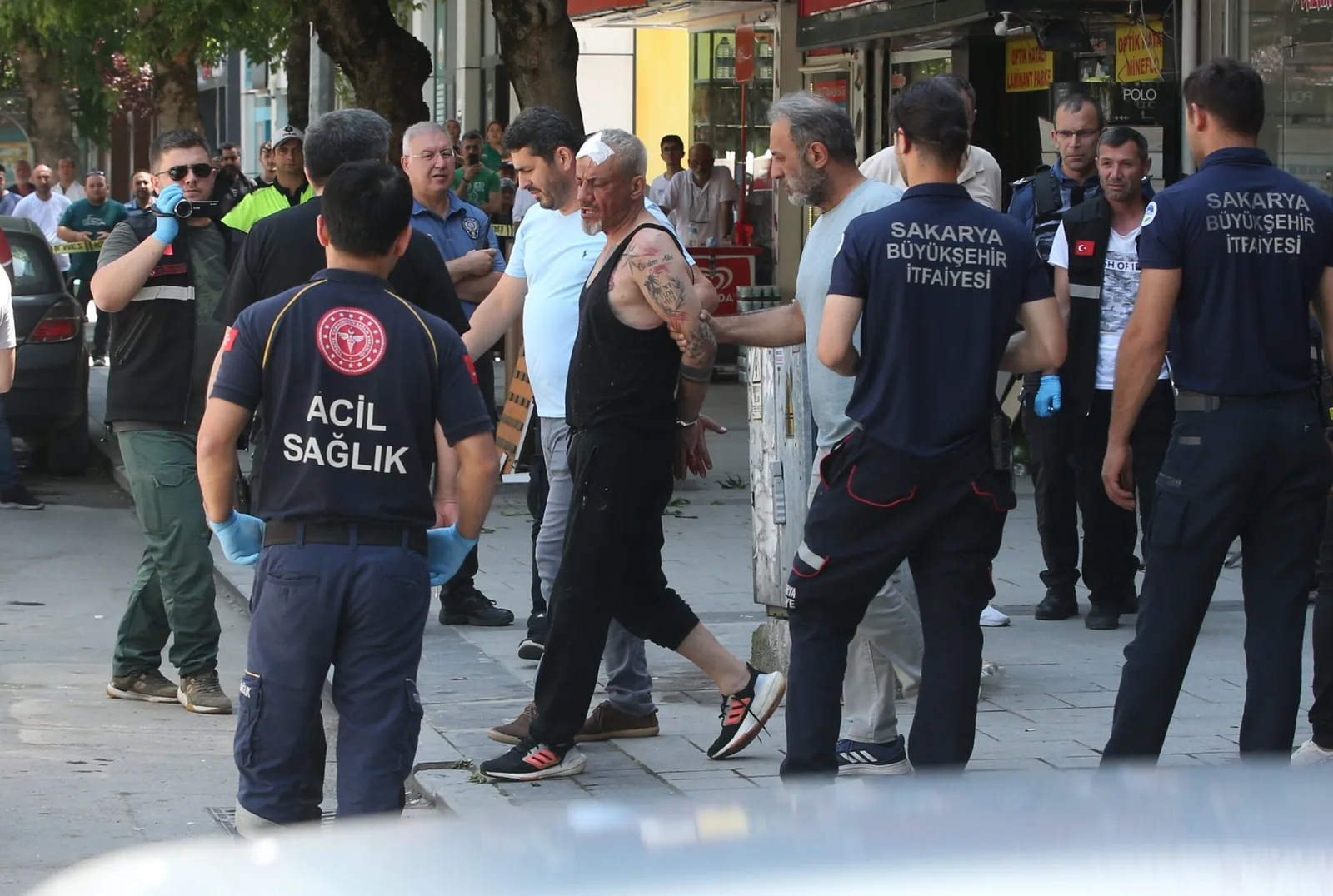 Birlikte yaşadığı kadını rehin aldı