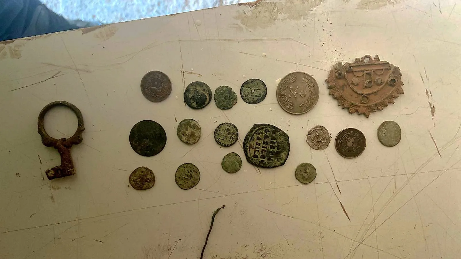 Kaçak kazı yaptığı iddiasıyla tutuklanan şüphelinin deposunda 17 sikke bulundu