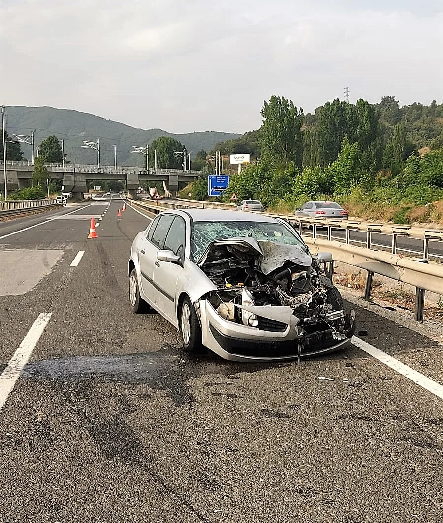 Otomobilin çarptığı işçi servisi devrildi, 11 kişi yaralandı