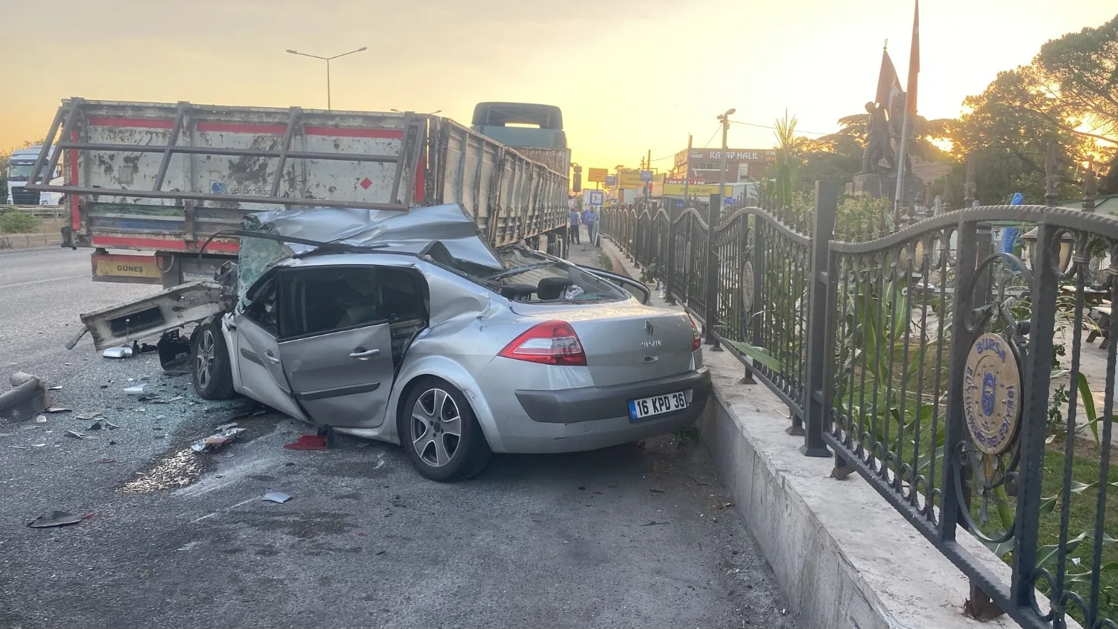 Tıra çarpan otomobildeki 4 kişi öldü, 2 kişi yaralandı