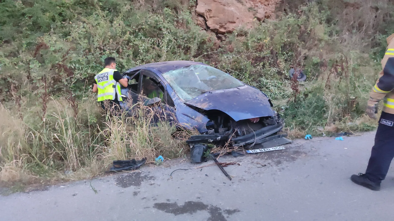 Takla atan otomobildeki 3 kişi hayatını kaybetti