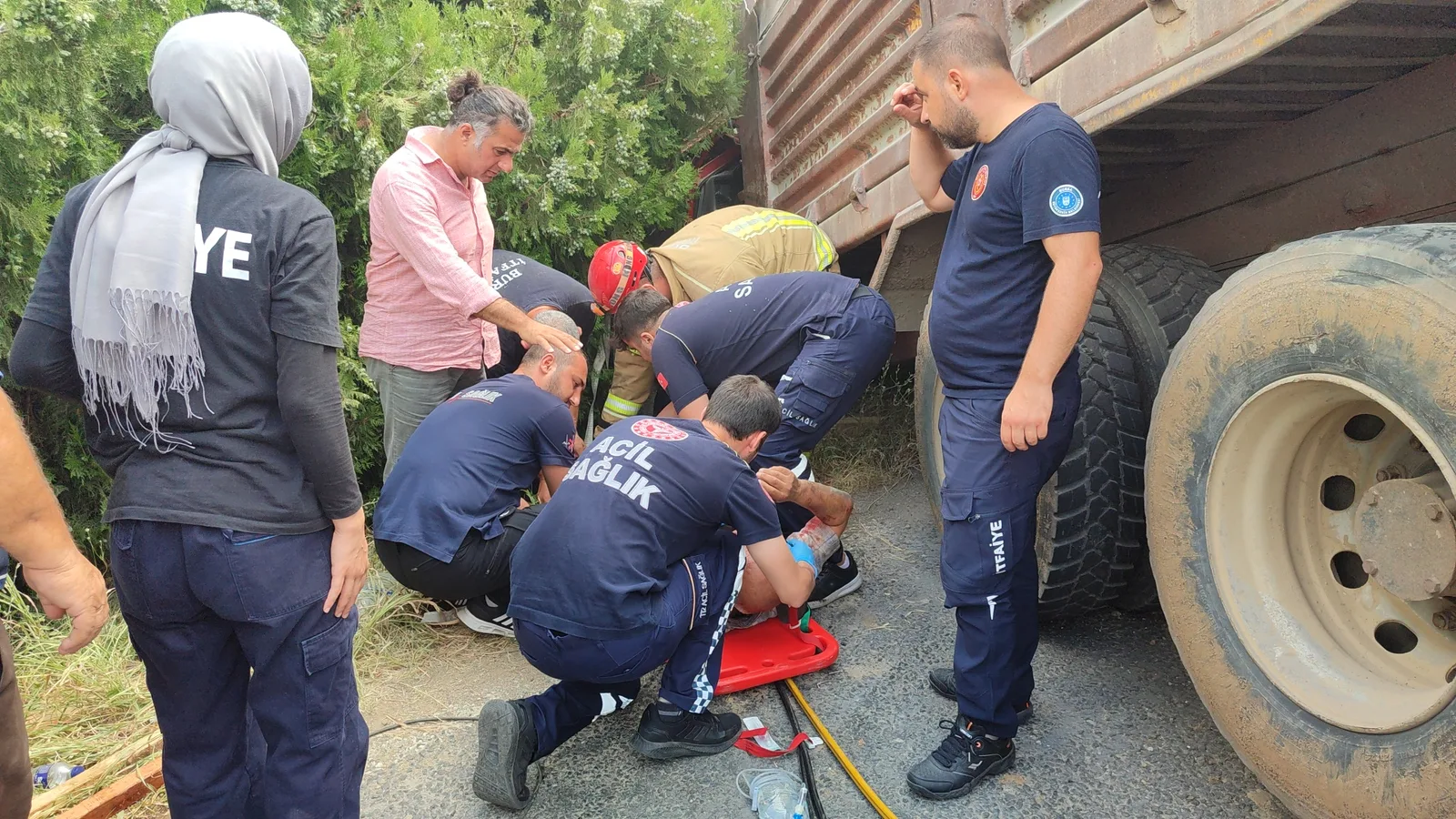 Kum yüklü kamyonla blok mermer taşıyan tır çarpıştı, sürücüler ağır yaralandı