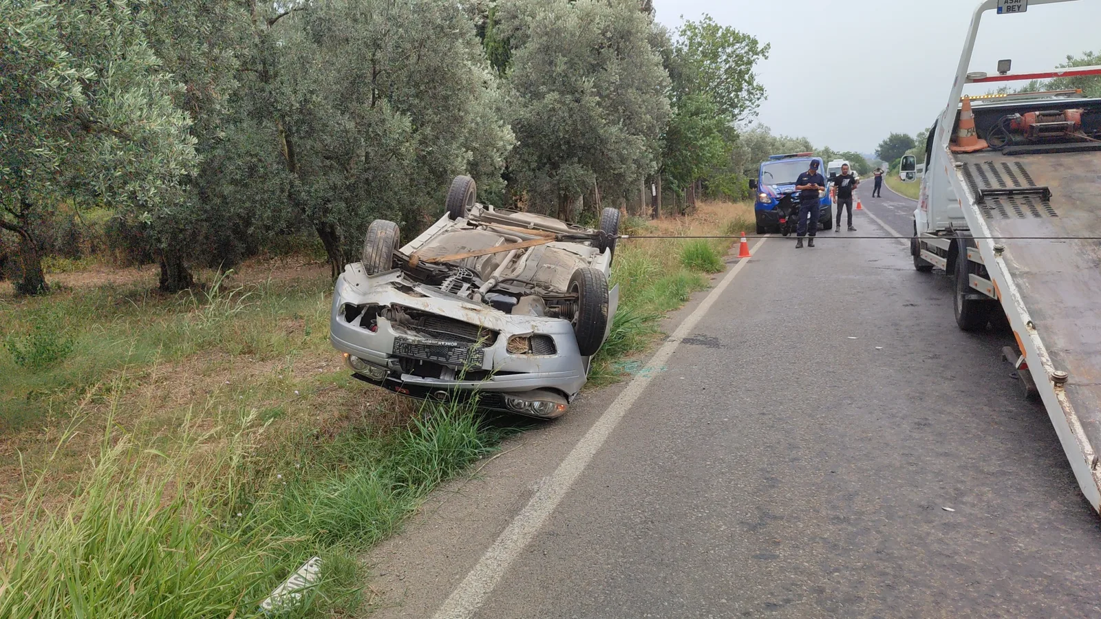 Devrilen otomobilin sürücüsü öldü, 2 kişi yaralandı