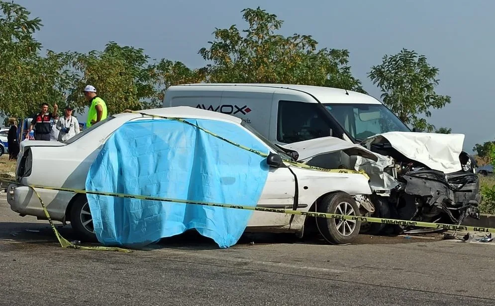 Trafik kazasında yaşlı çift hayatını kaybetti