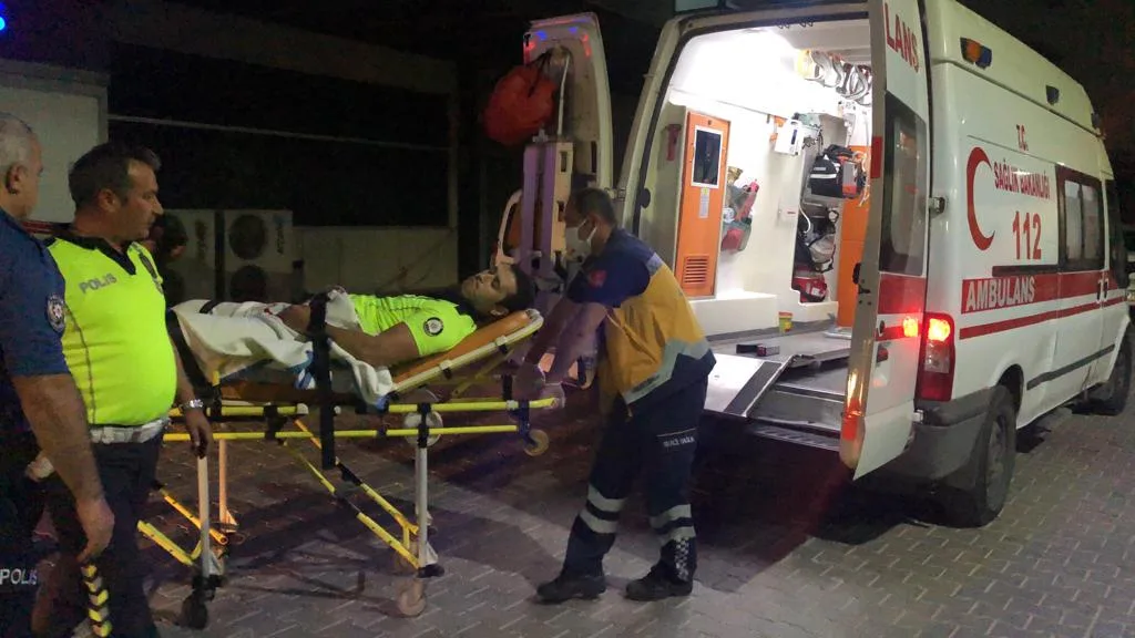 Kaza yerine giden polis memuru, otomobilin çarpması sonucu yaralandı