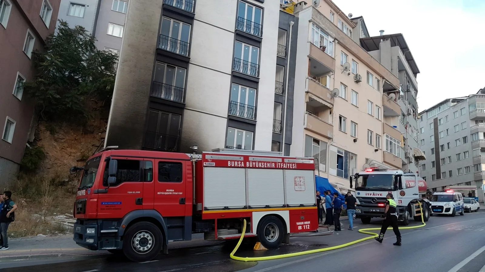 Park halindeyken alev alan kamyonet kullanılamaz hale geldi