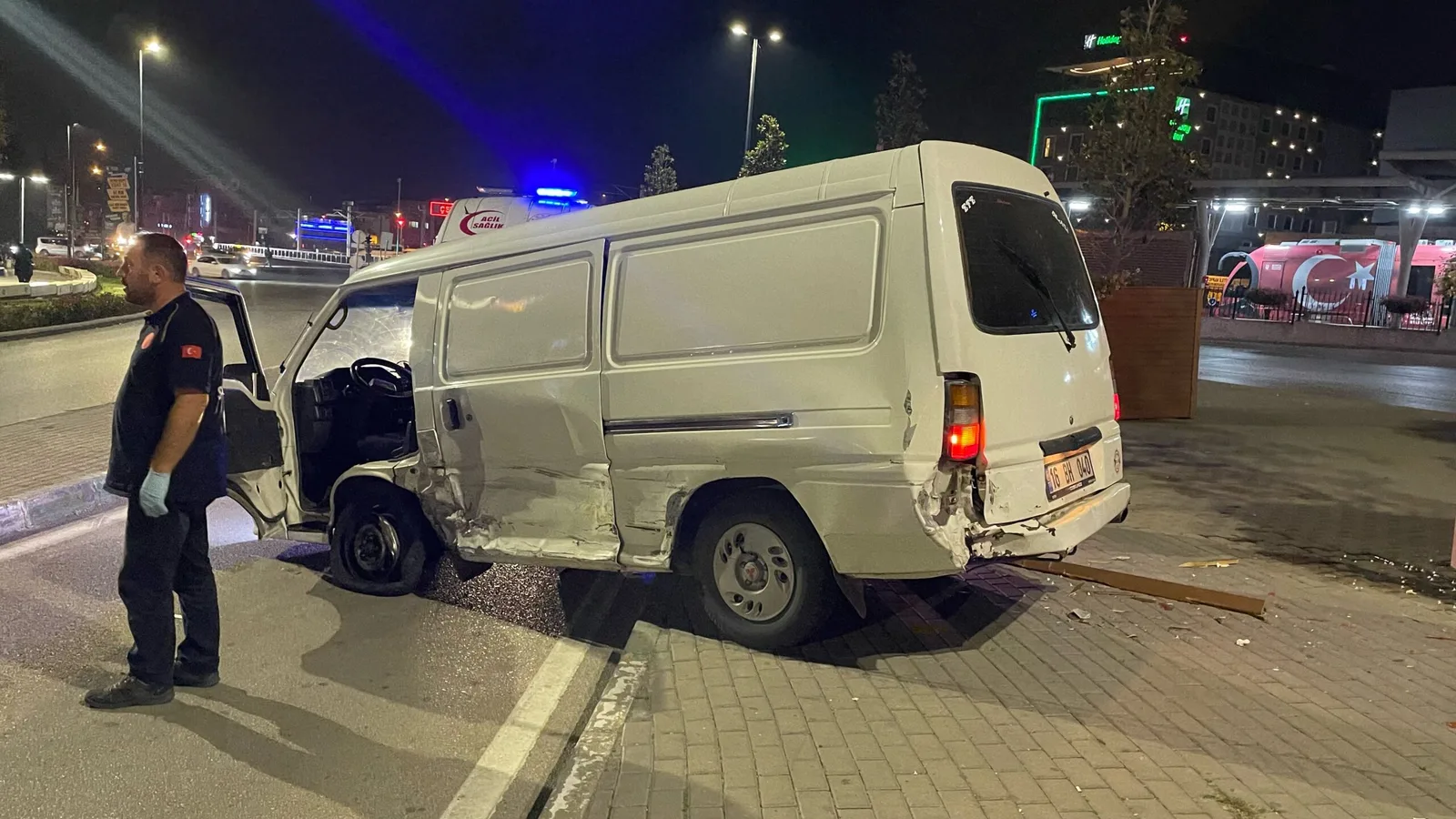 Taksiye ardından yayalara çarpan minibüs sürücüsü kaçtı