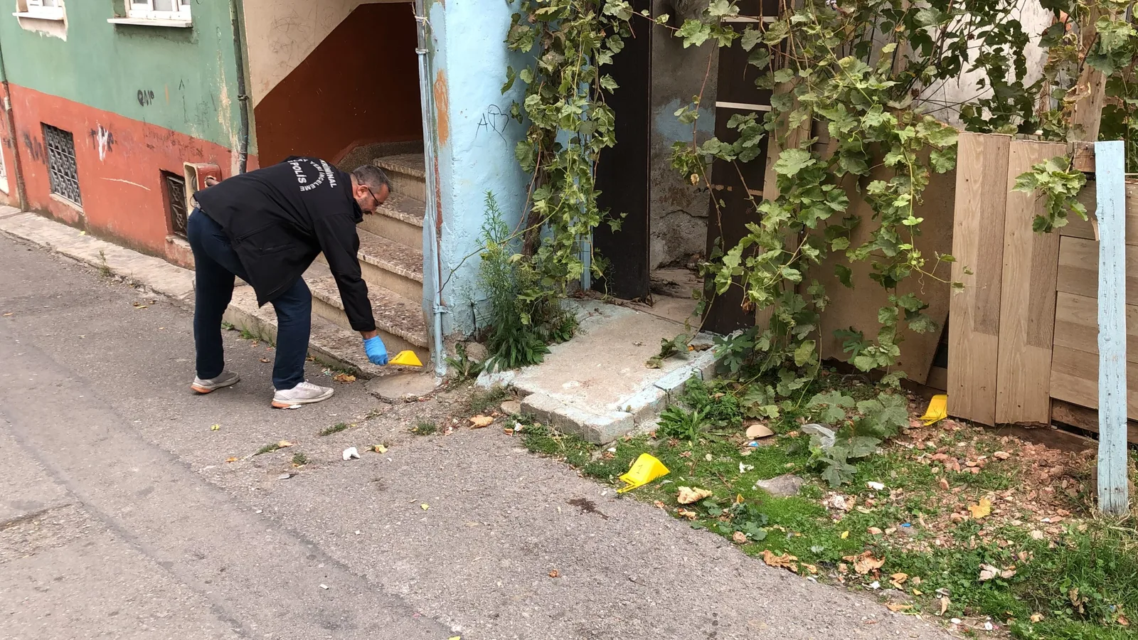 Evinin önünde oturan kişiyi silahla vurdu