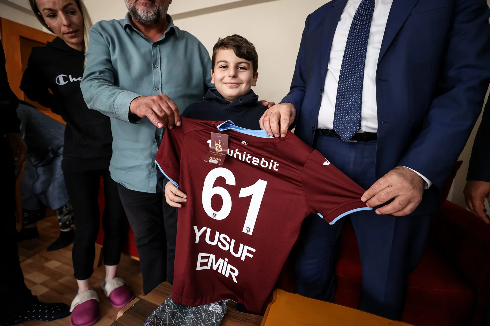Yüzüne biber gazı sıkılan çocuğa Trabzonspor forması hediye edildi