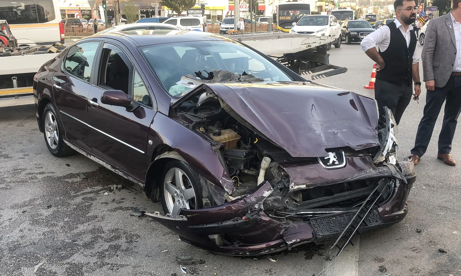 Ambulansla otomobilin çarpıştığı kazada 2 kişi yaralandı
