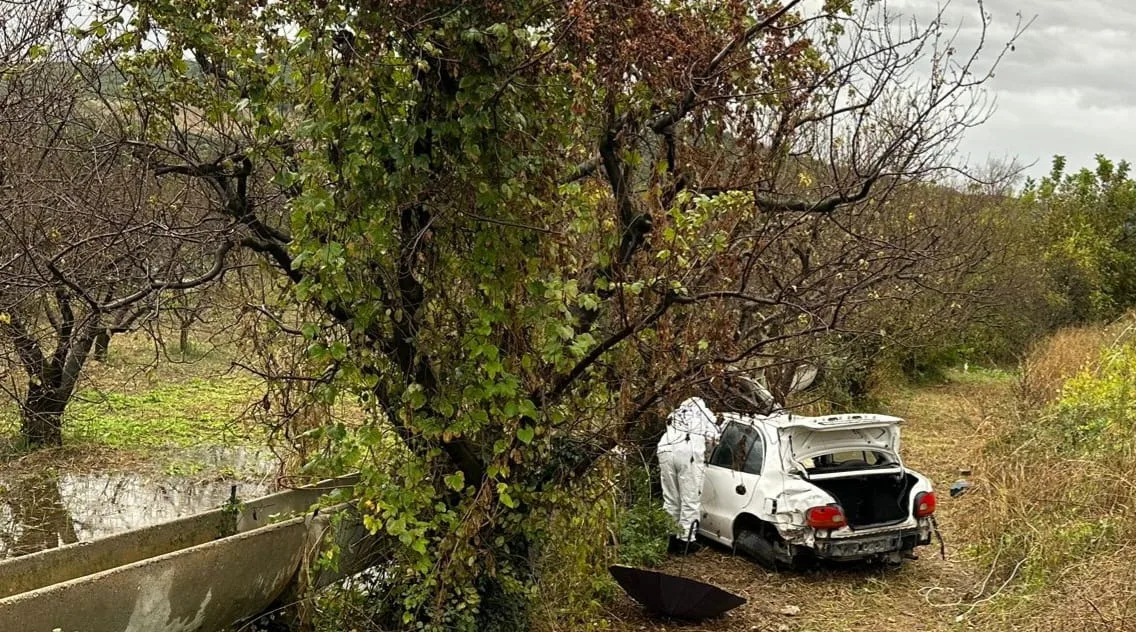 Su kanalına çarpan otomobilin sürücüsü hayatını kaybetti