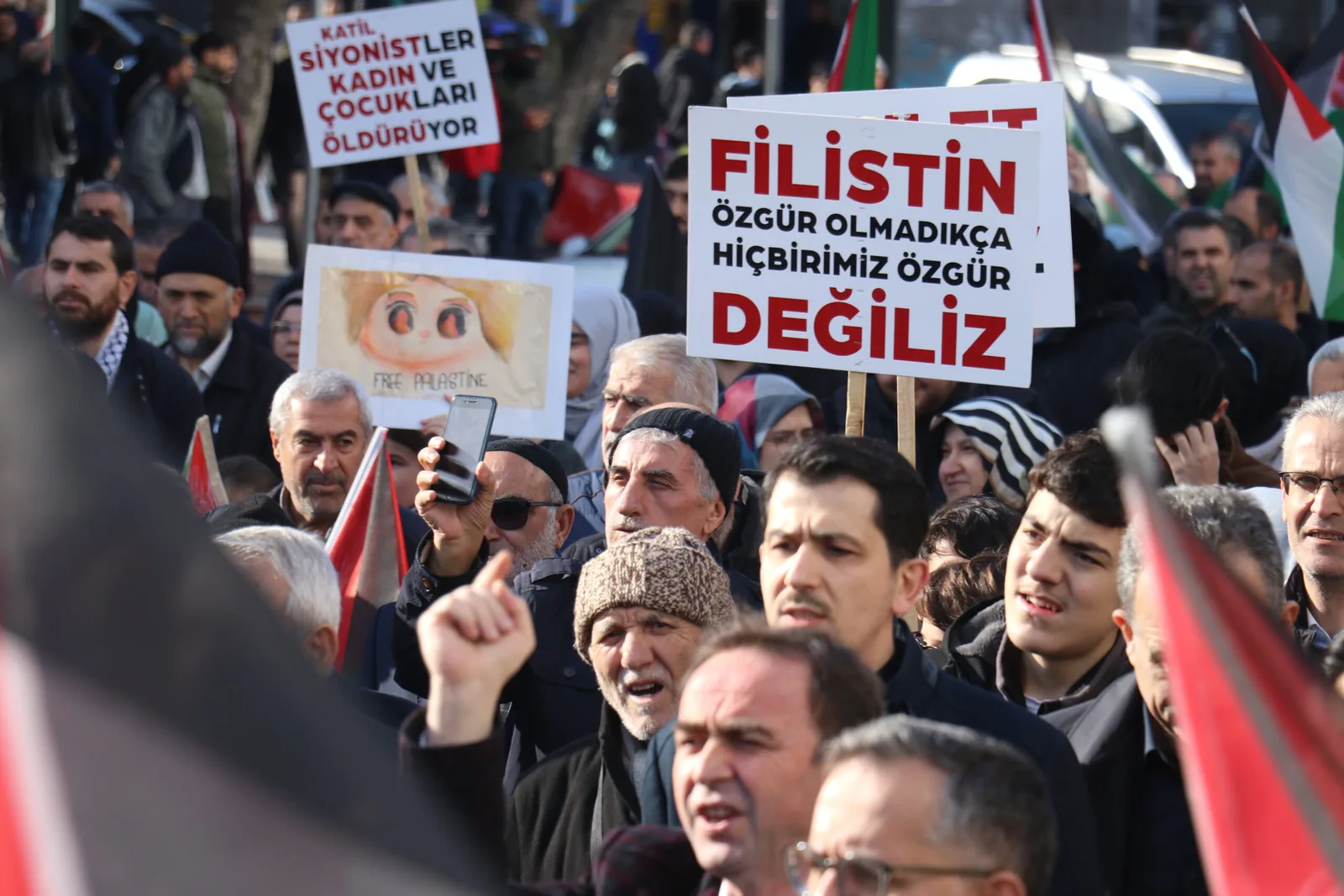 Binlerce kişi Filistin’e destek yürüyüşünde buluştu