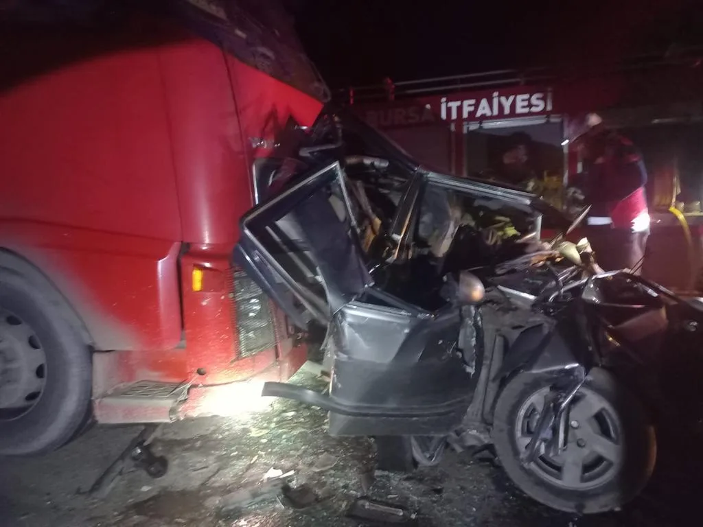 İki tırın arasında sıkışan otomobilin sürücüsü hayatını kaybetti