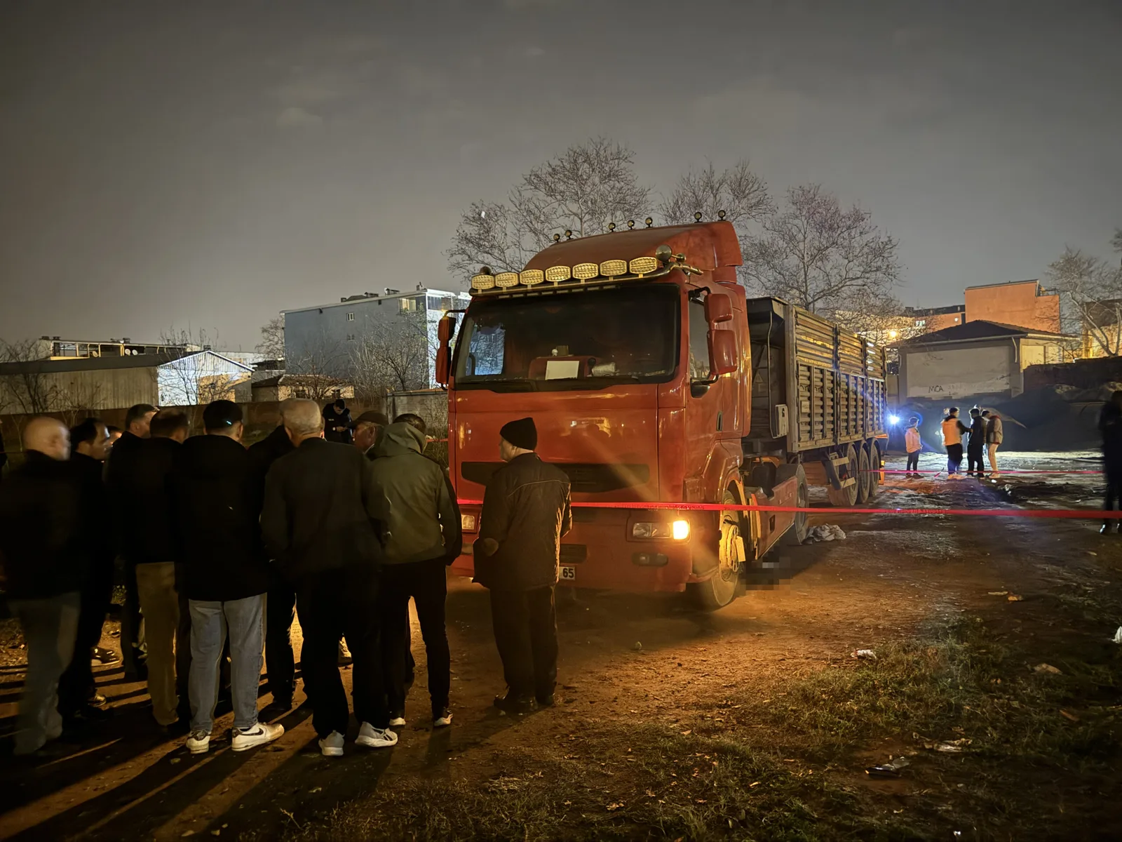 Tırın altında kalan kadın feci şekilde can verdi