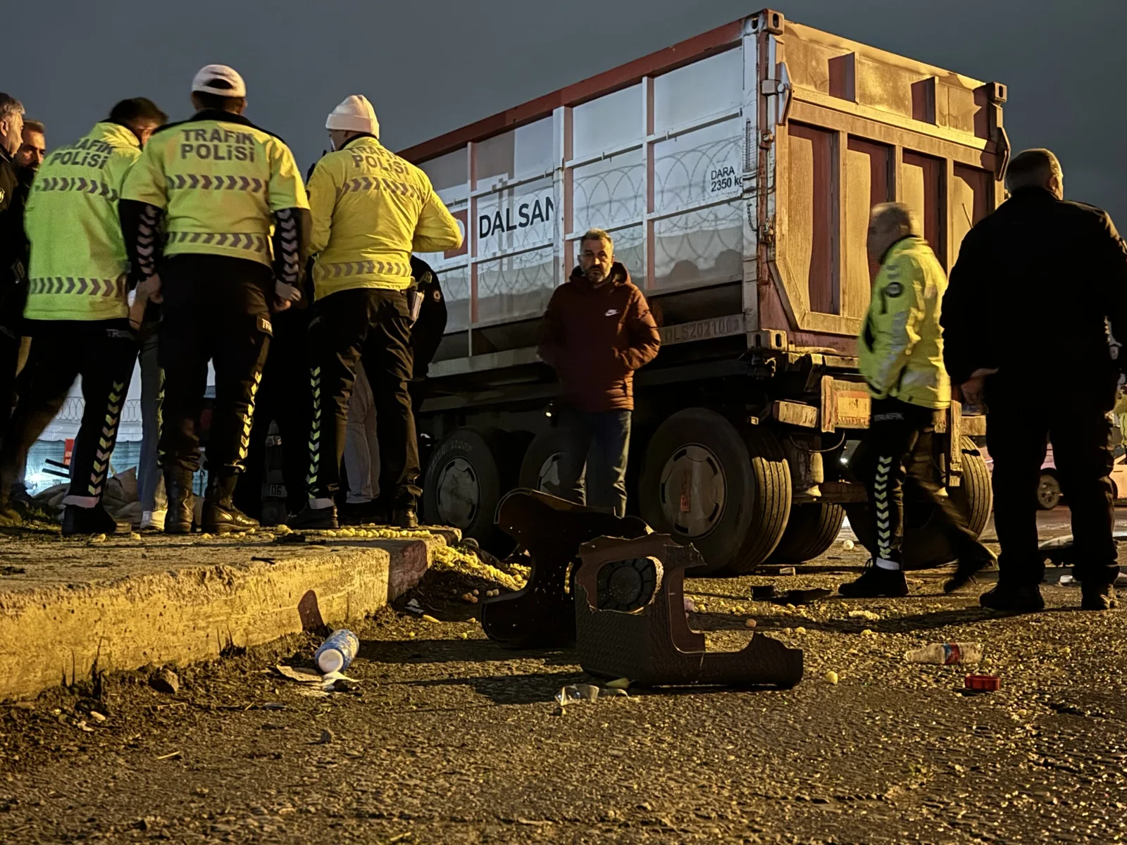 Yol kenarında köfte ekmek yiyenlerin arasına tır daldı; 1'i ağır 5 yaralı