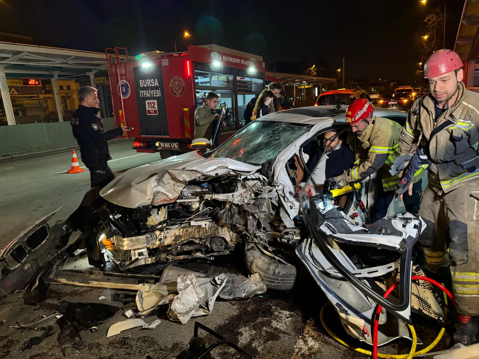Kaza yapan otomobilde sıkışan sürücü kurtarıldı