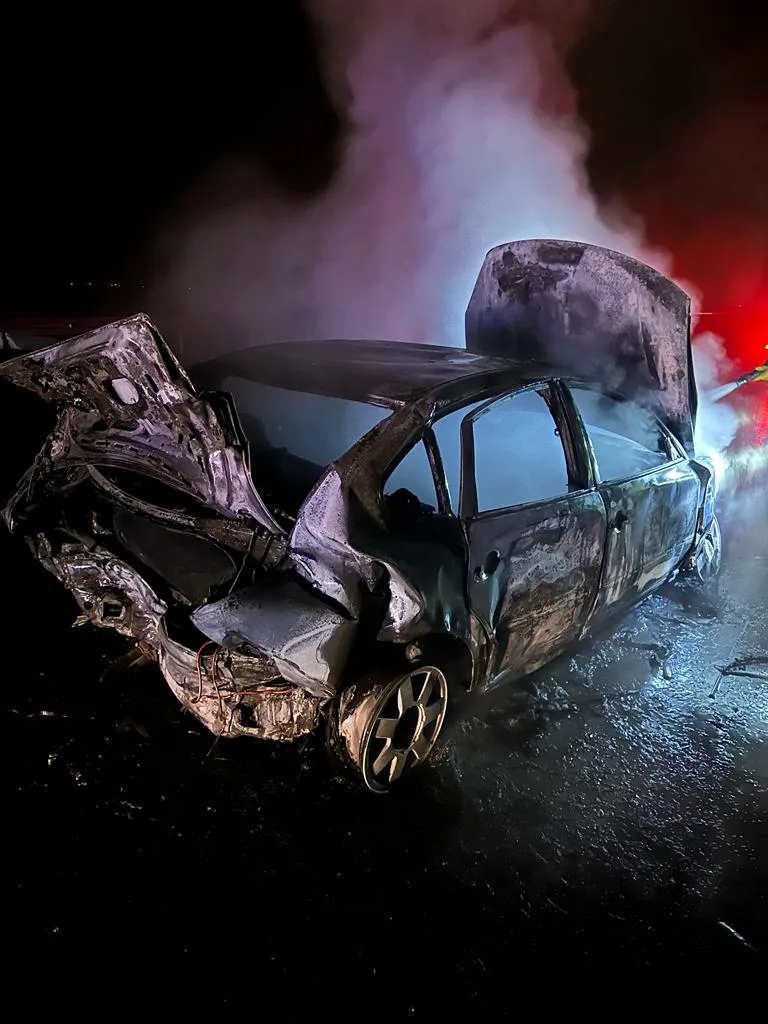 Çarpışan iki otomobilden biri alev aldı.. 7 kişi yaralı