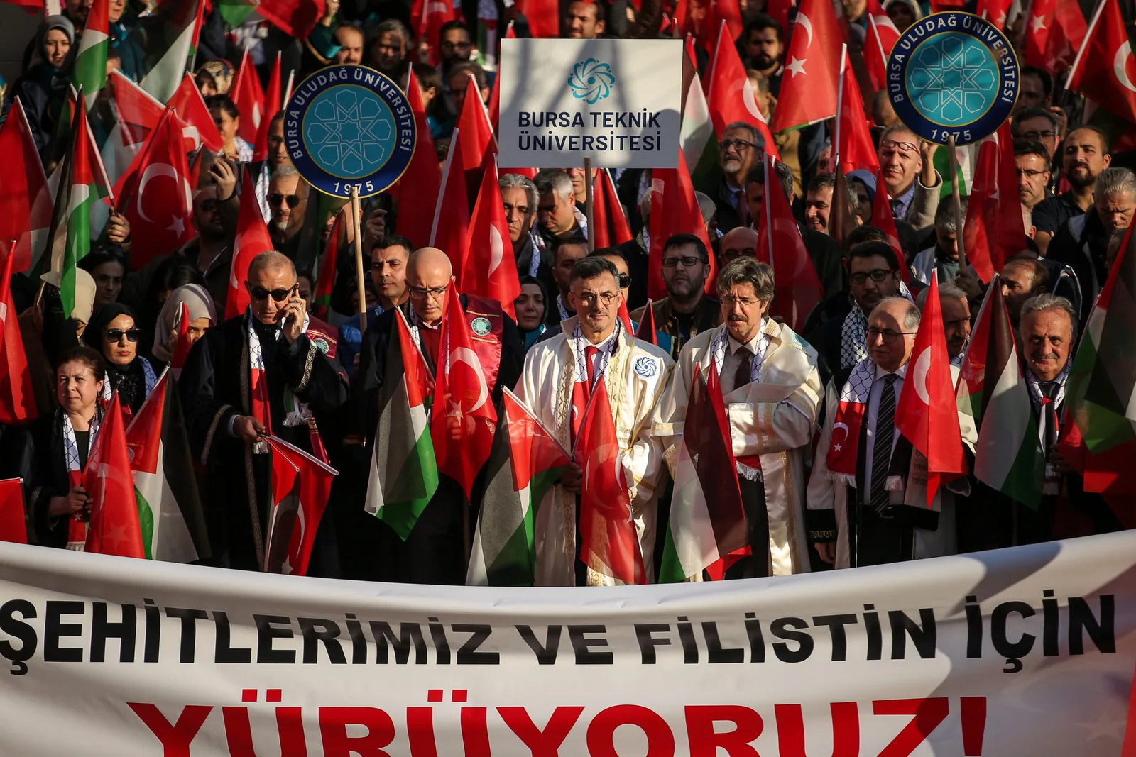 Bursa'daki şehit askerleri anmak ve Filistin'e destek vermek için yürüyüş düzenlendi