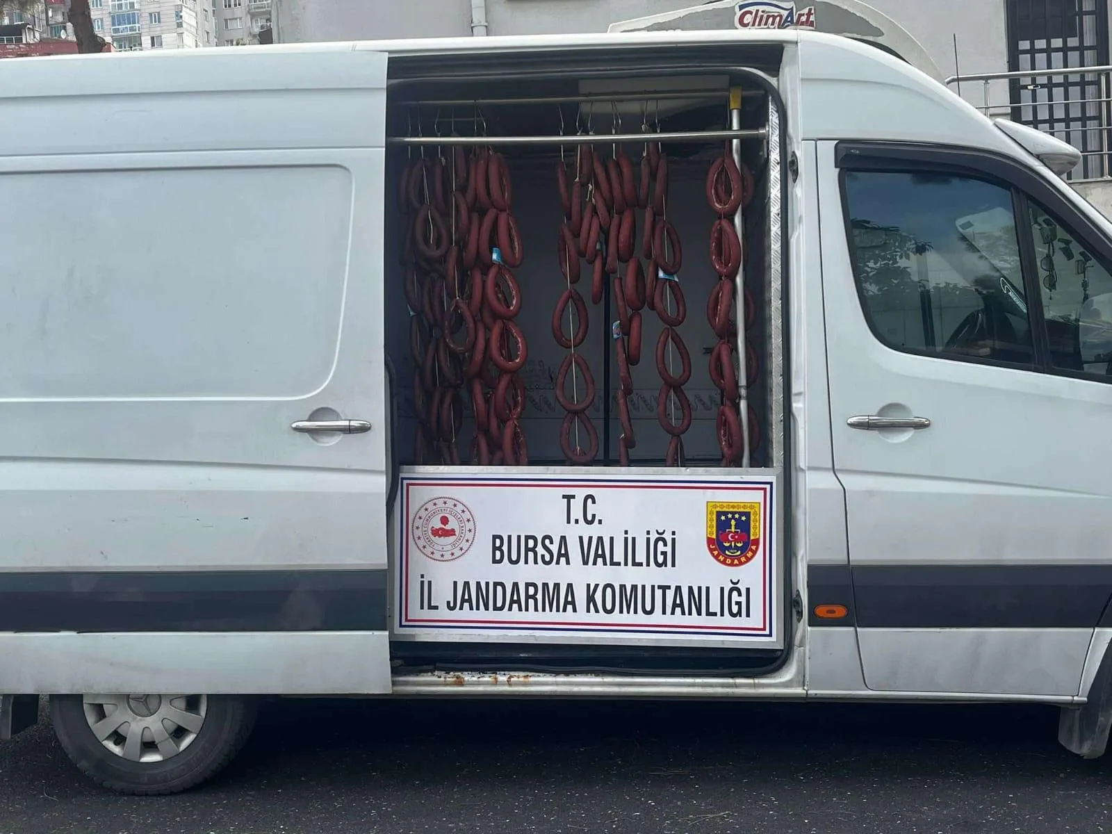 Akaryakıt istasyonunda minibüste sucuk yıkanmasına ilişkin 2 kişi yakalandı