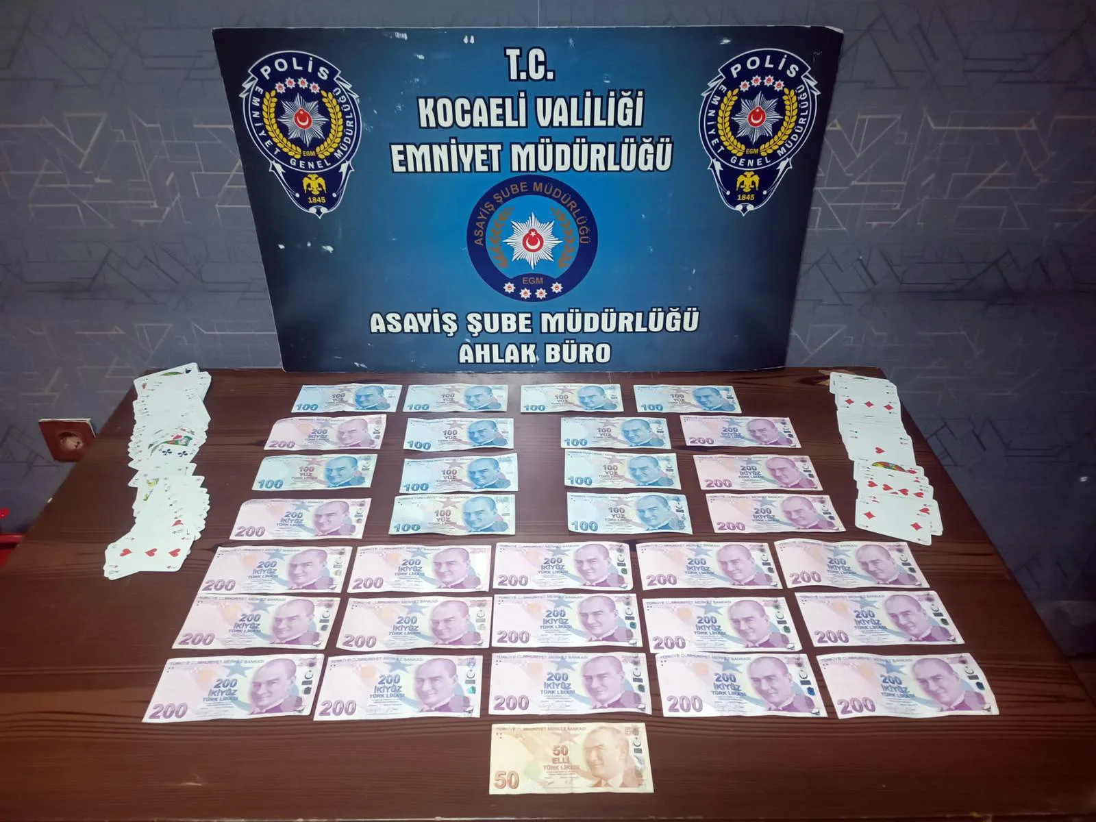 Kumar oynayan 3 kişiye para cezası verildi