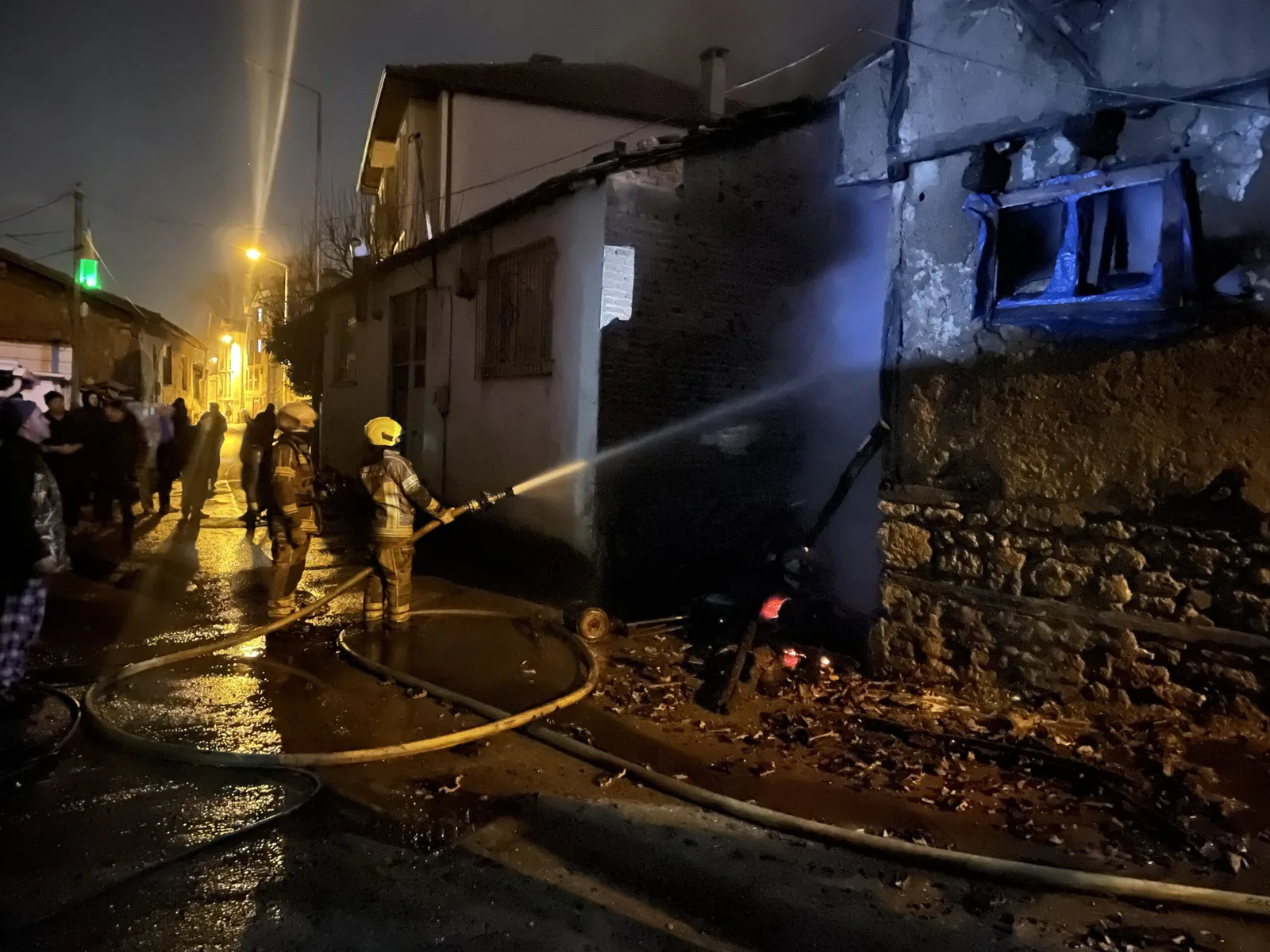 Ahırda çıkan yangında 10 büyükbaş hayvan telef oldu
