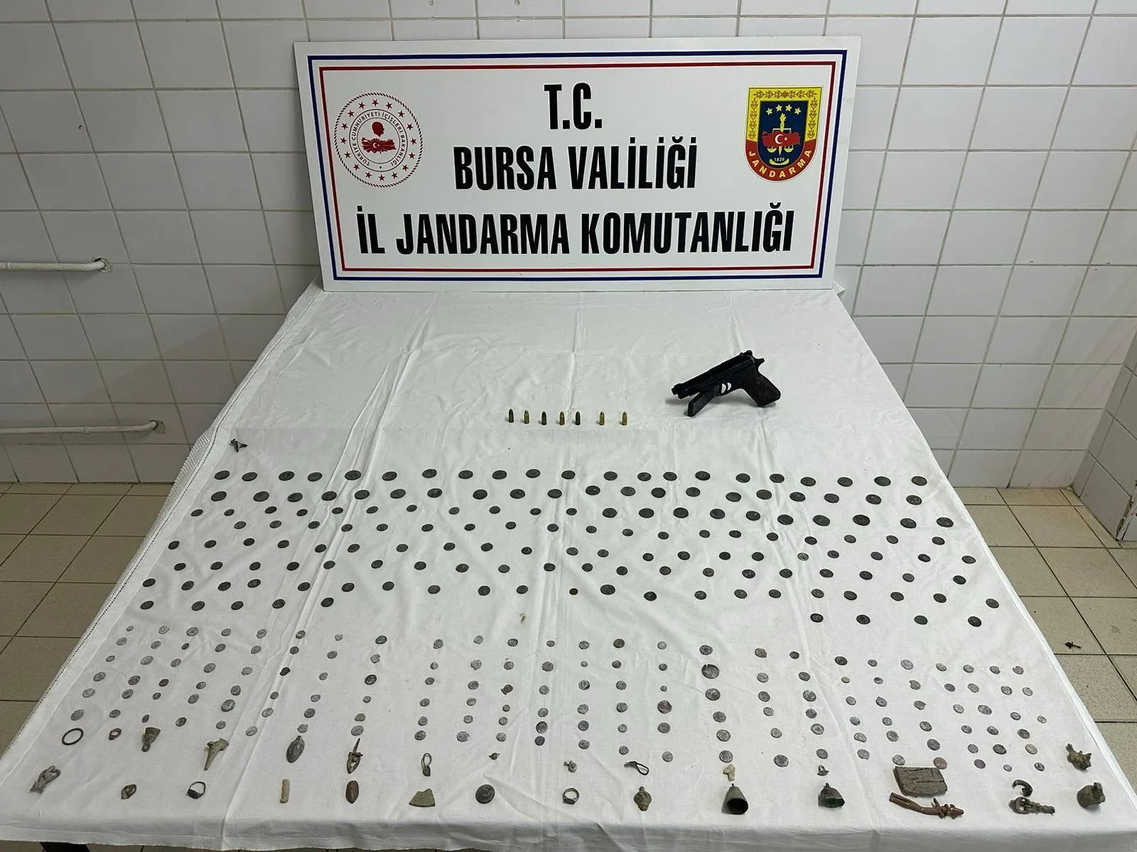 327 Parça tarihi eserin ele geçirildiği operasyonda 2 şüpheli yakalandı