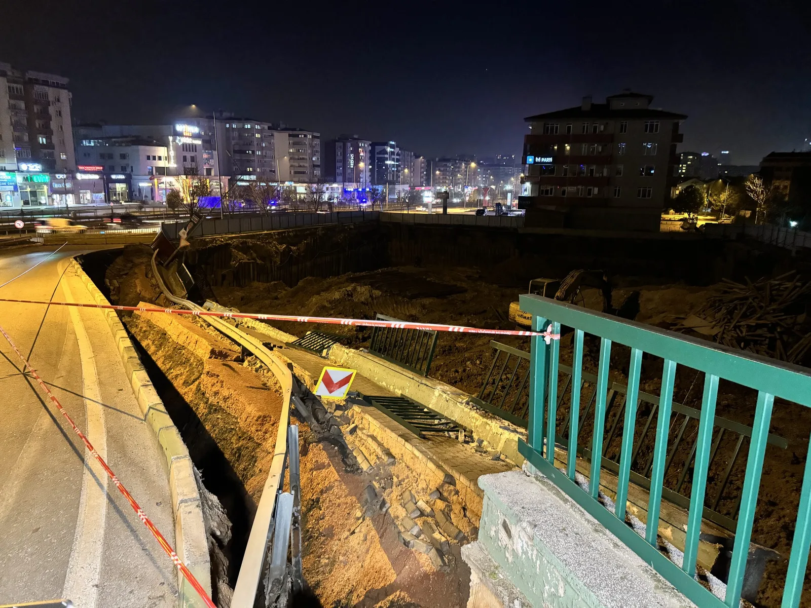 Bir inşaatın hafriyat çalışması sırasında göçük nedeniyle yol trafiğe kapatıldı