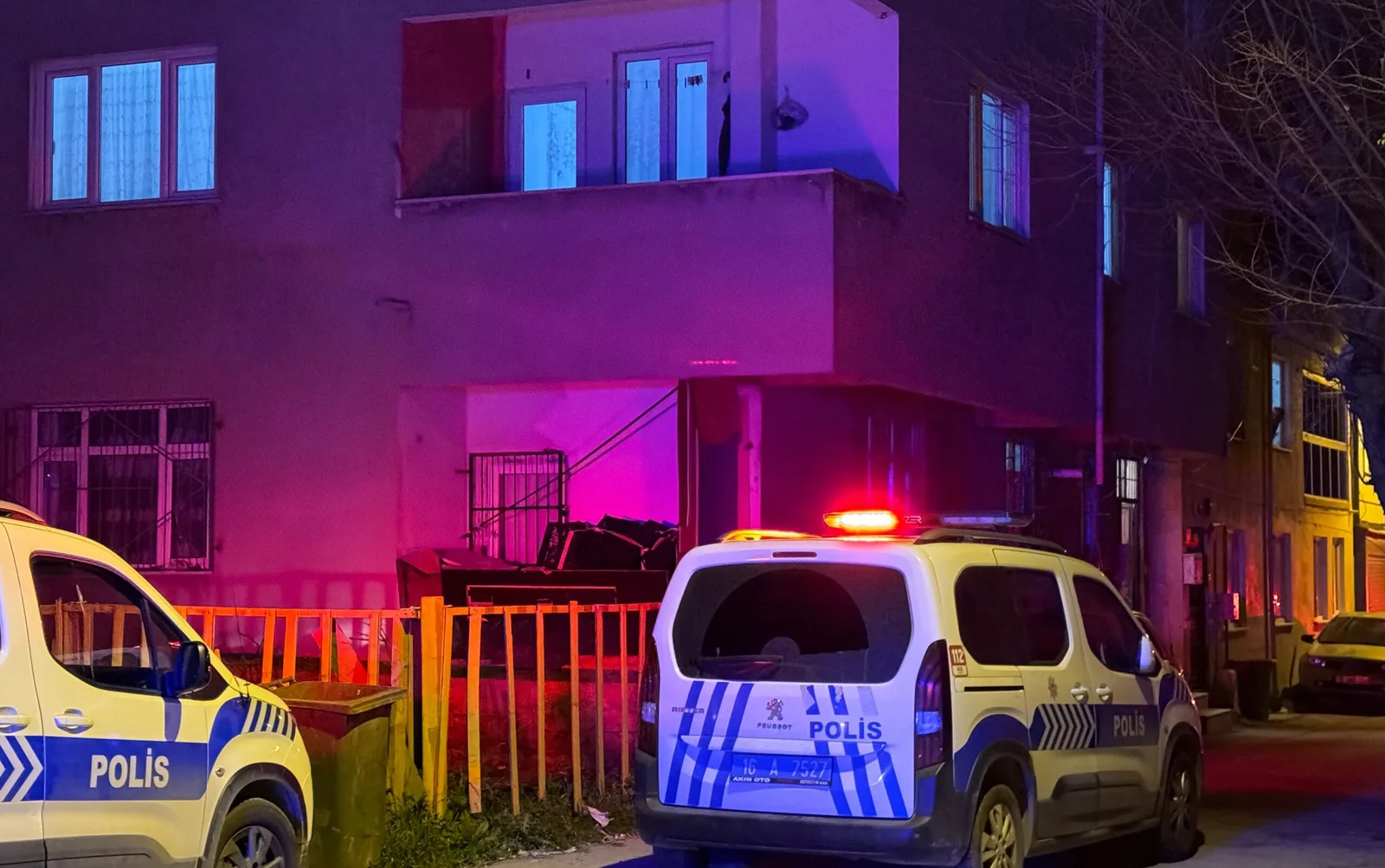 Bursa'da bir kişi anne babasını ve kardeşini öldürdü