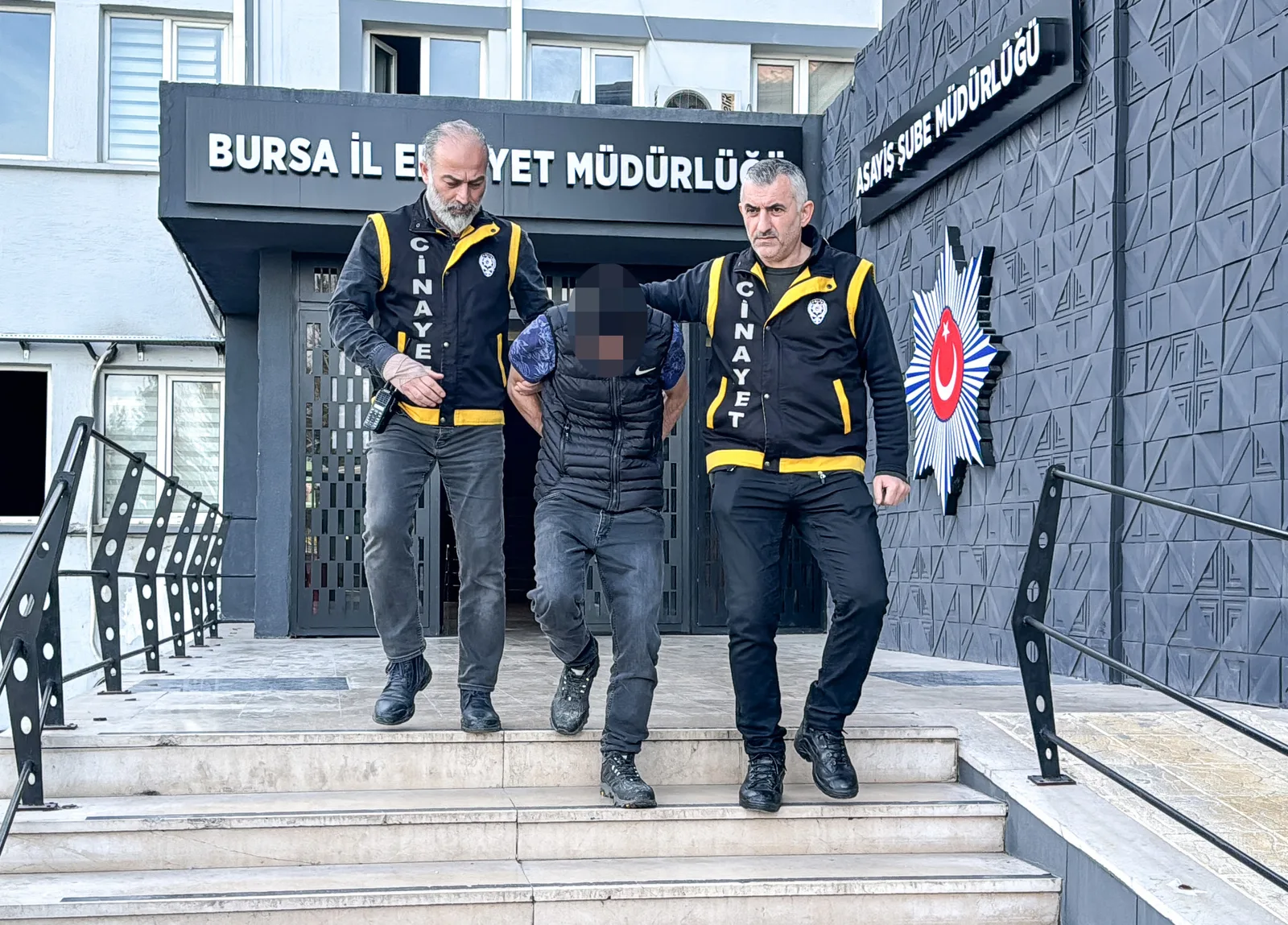 Anne babasını ve kardeşini öldüren şüpheli tutuklandı