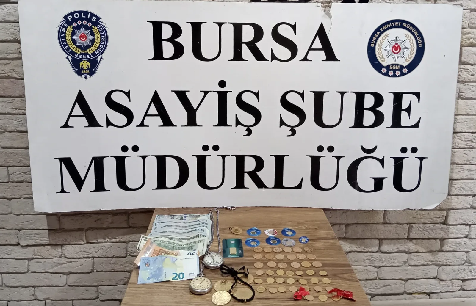 Sahibinin tavan arasına sakladığı 650 bin liralık altın ve döviz çalındı