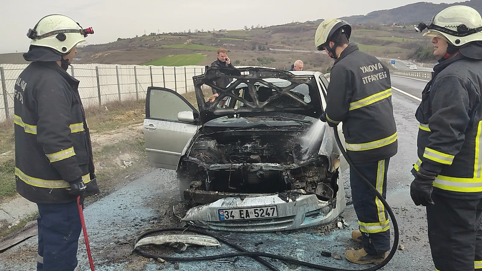 Seyir halindeki otomobilde çıkan yangın söndürüldü