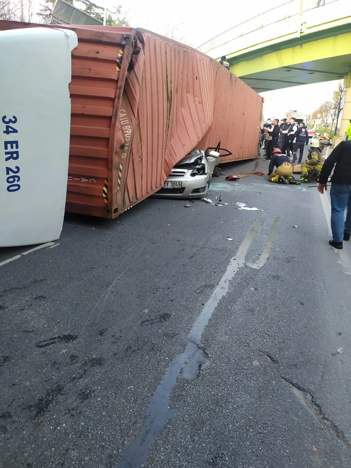 Üzerine tır devrilen otomobildeki 4 kişi yaşamını yitirdi