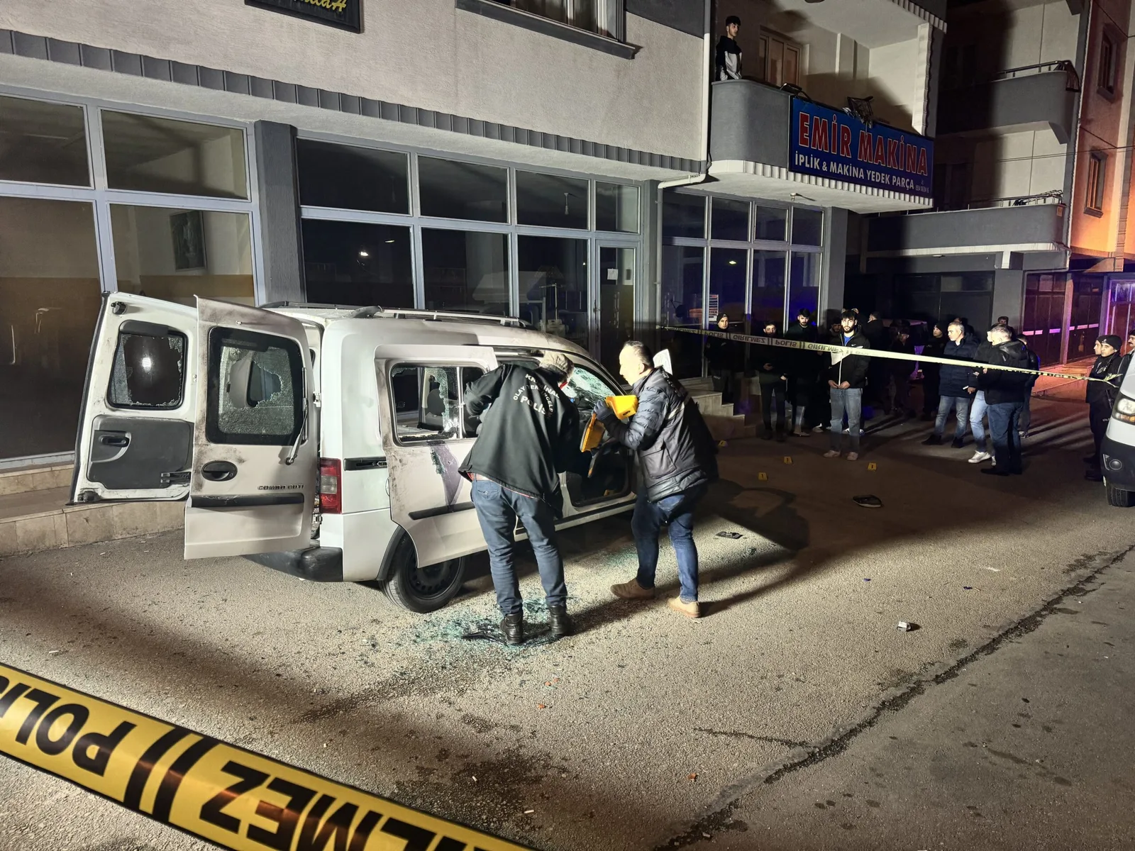 2 kardeşin bulunduğu araca pompalı tüfekle ateş edildi