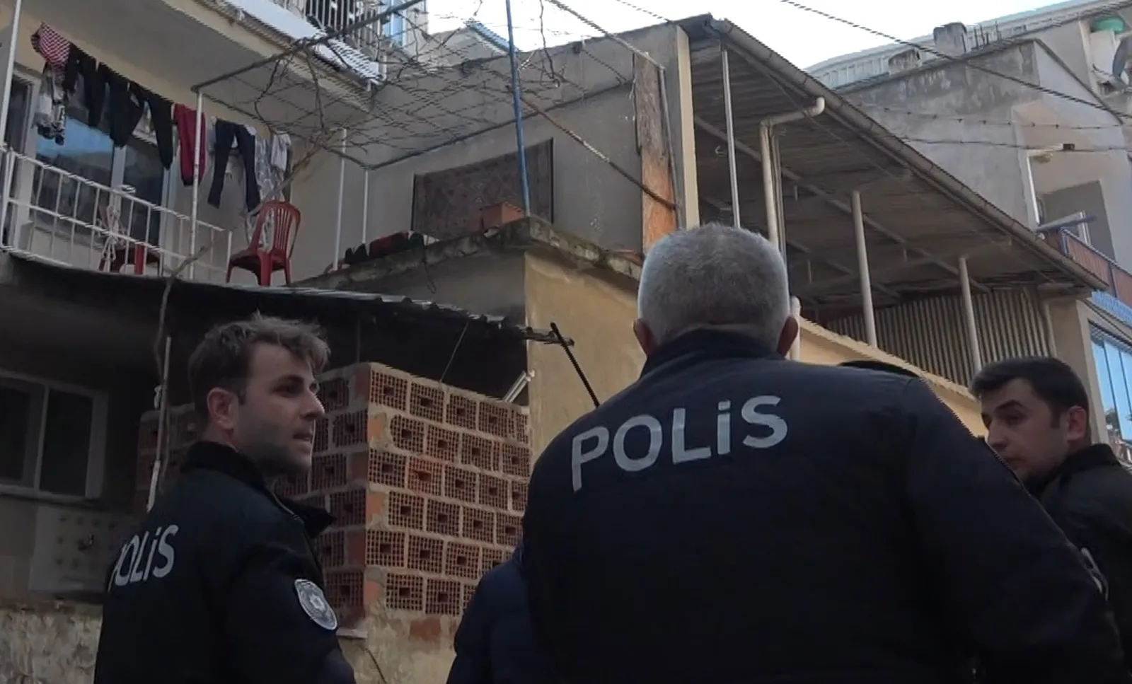 Kardeşini bıçakla rehin aldı