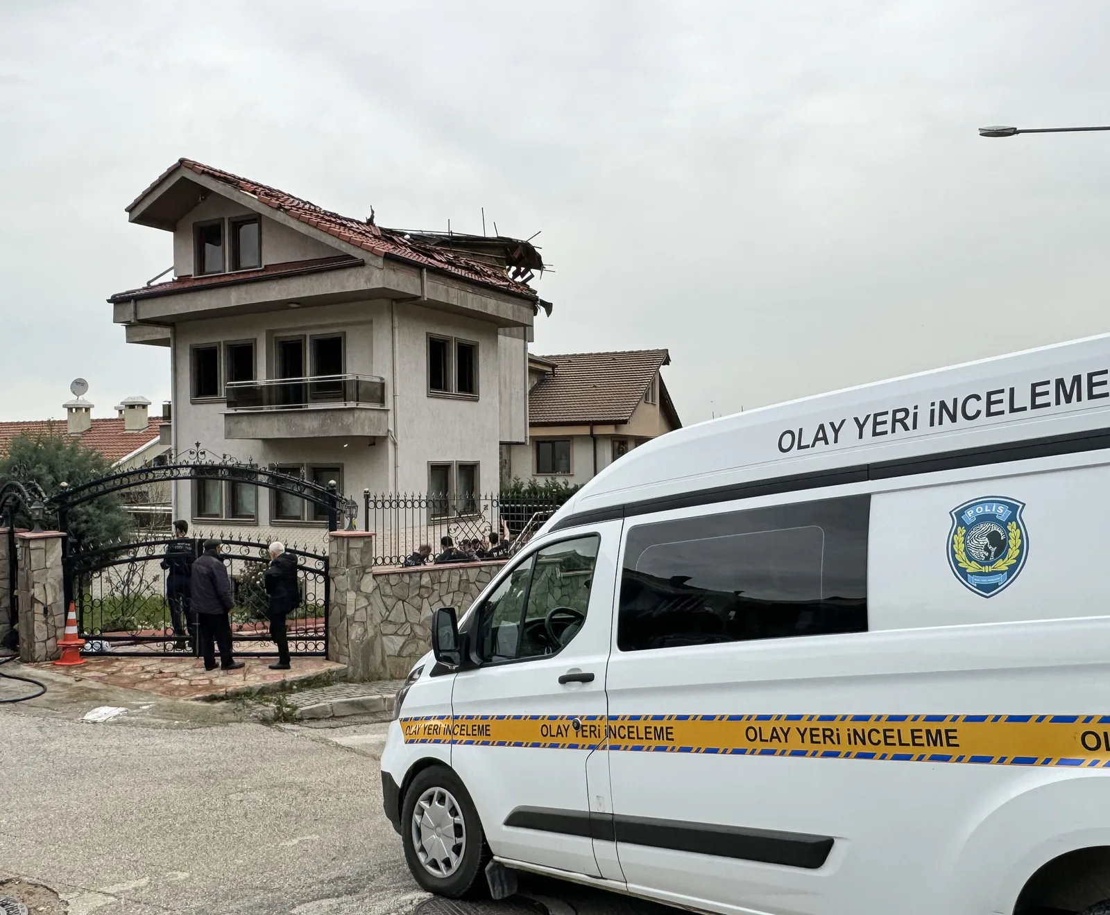 Patlamanın ardından yangın çıkan villanın bodrumunda ceset bulundu