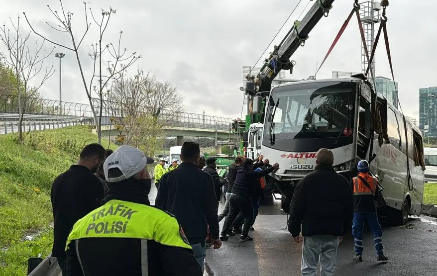 Devrilen servis minibüsündeki 6 polis hafif yaralandı
