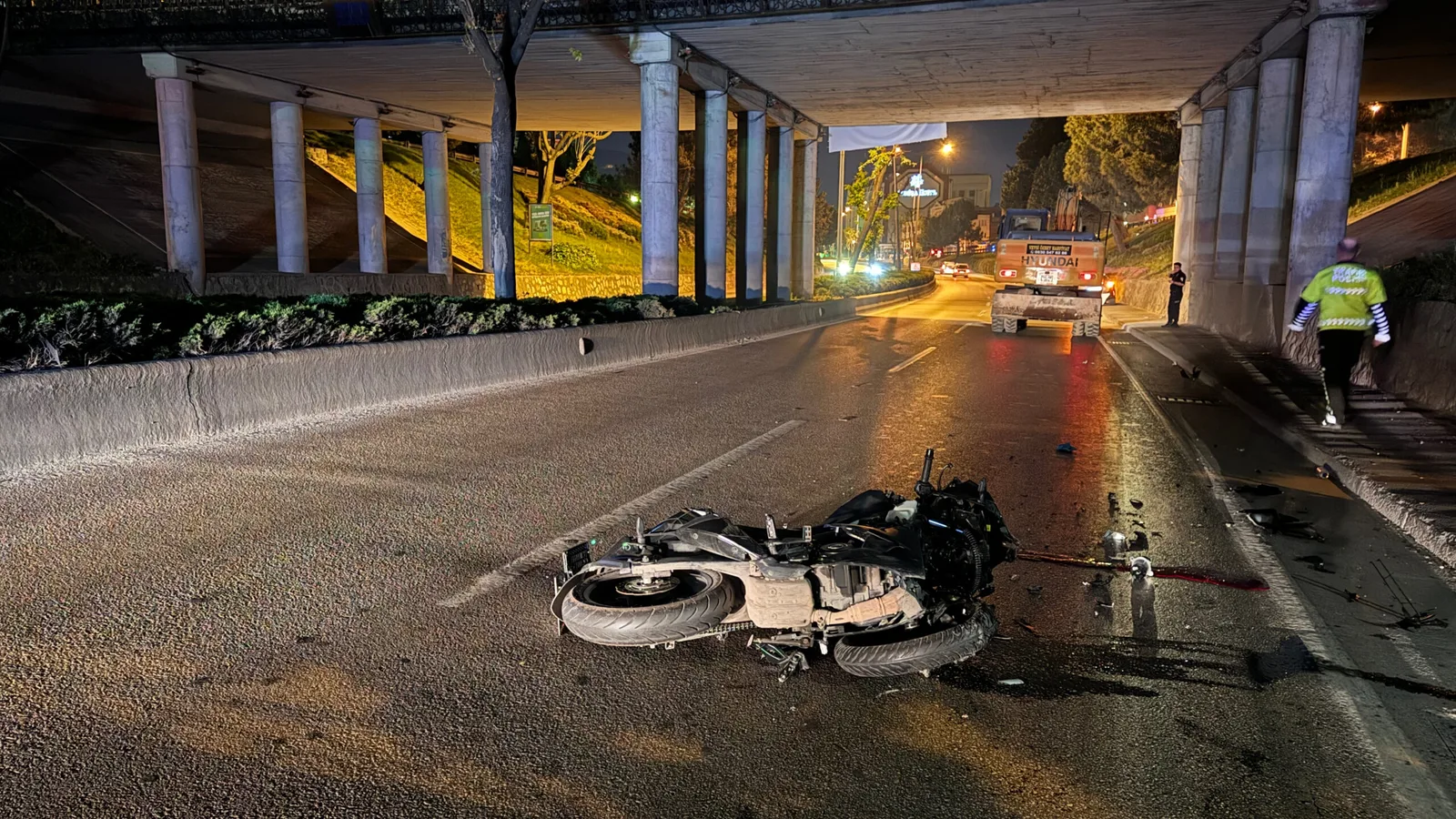 İş makinesine çarpan motosikletin sürücüsü ağır yaralandı