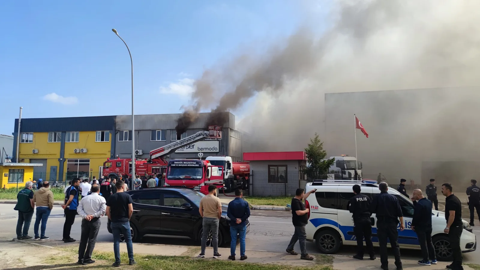 İnegöl'de mobilya fabrikasında çıkan yangına müdahale ediliyor