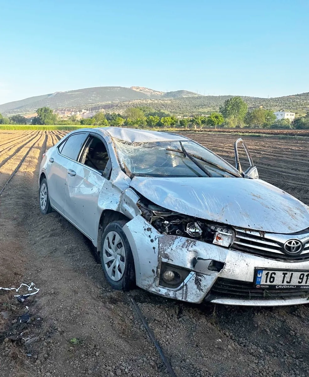 Tarlaya devrilen otomobildeki 1 kişi öldü, 2 kişi yaralandı