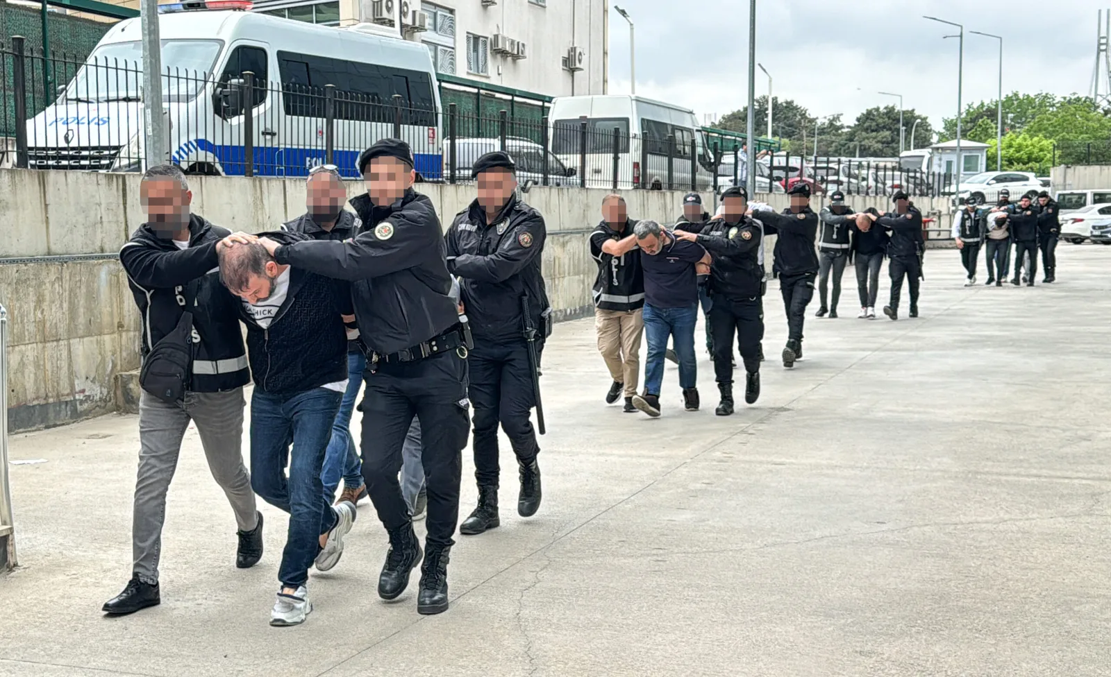 Bursa ve İnegöl merkezli "Mahzen-32" operasyonlarında yakalanan 27 zanlı adliyede