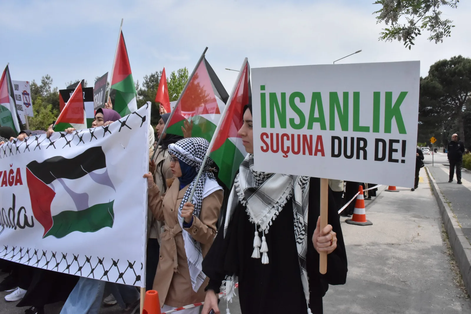 Bursa'da üniversite öğrencileri Gazze'ye destek için yürüyüş düzenledi, çadır nöbeti başlattı