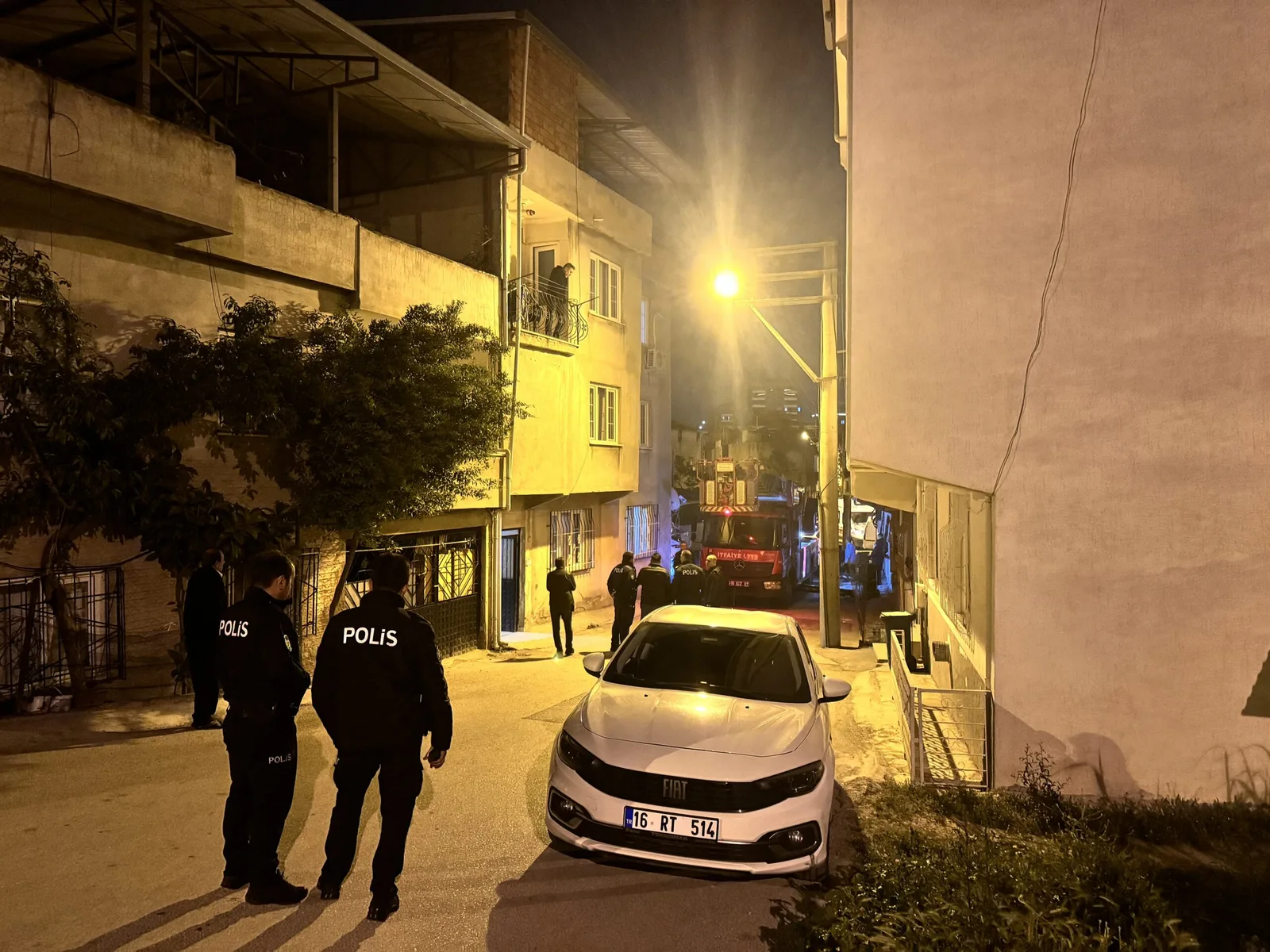 Aile bireylerini bıçakla rehin alan kişiyi polis ikna etti