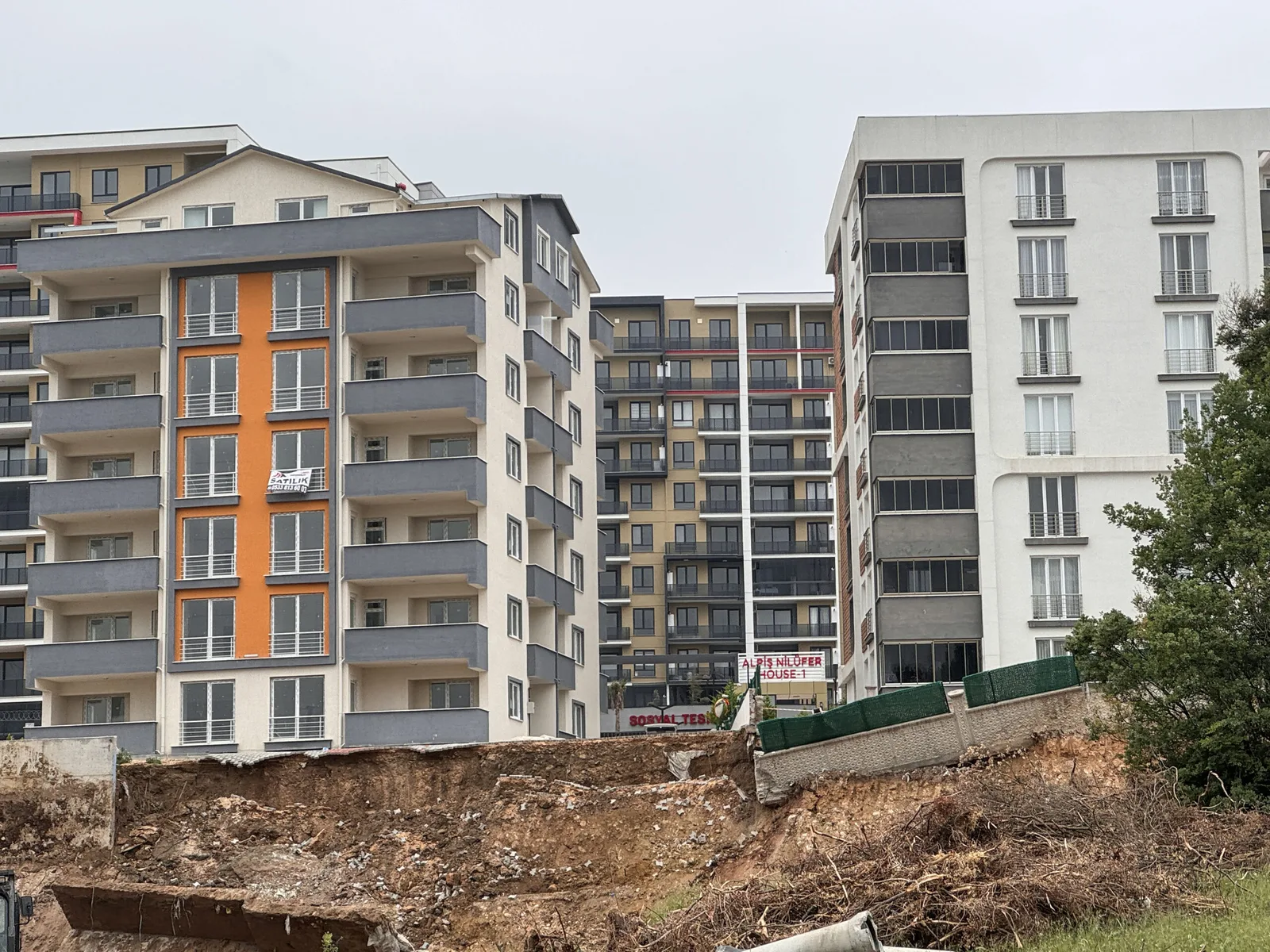 Temel kazısında otoparkın istinat duvarı kısmen çöktü