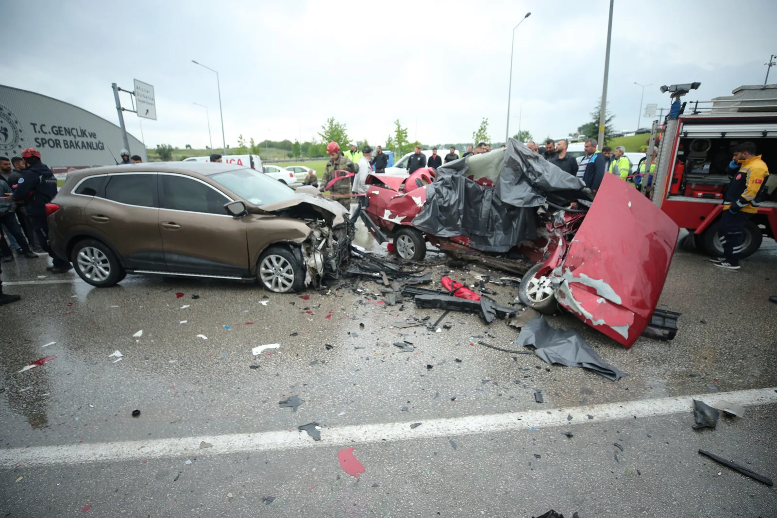 Karşı şeride geçerek otomobille çarpışan araçtaki 2 kişi öldü