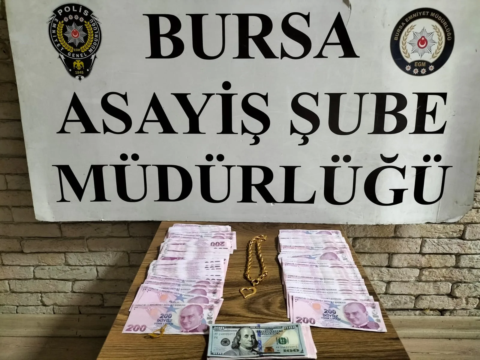 Bankta unutulan çantadaki parayla döviz ve altın kolye alan şüpheli yakalandı