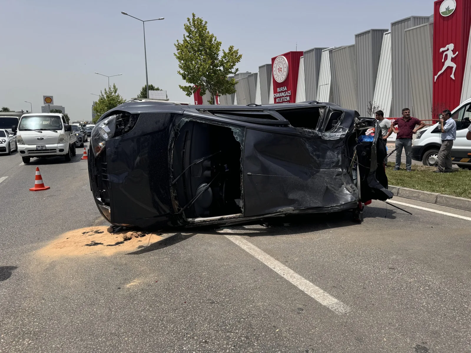 Otomobilin karşı şeride geçip kamyonetle çarpıştı