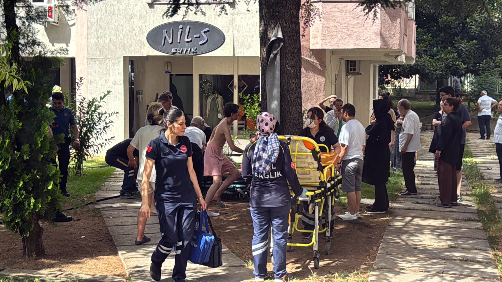 2 Kız kardeş mutfak tüpü değiştirirken yaşanan parlamada yaralandı